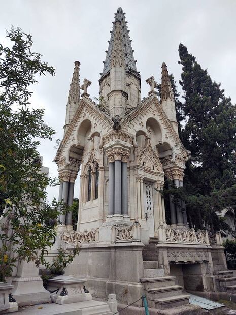 En el siglo XIX el romanticismo fue una corriente artística que en la arquitectura dio paso a obras como este mausoleo del Panteón Español, que incorpora toques tanto neogóticos como sarracenos, que incluye elementos indoislámicos. Foto: Alicia Vázquez.