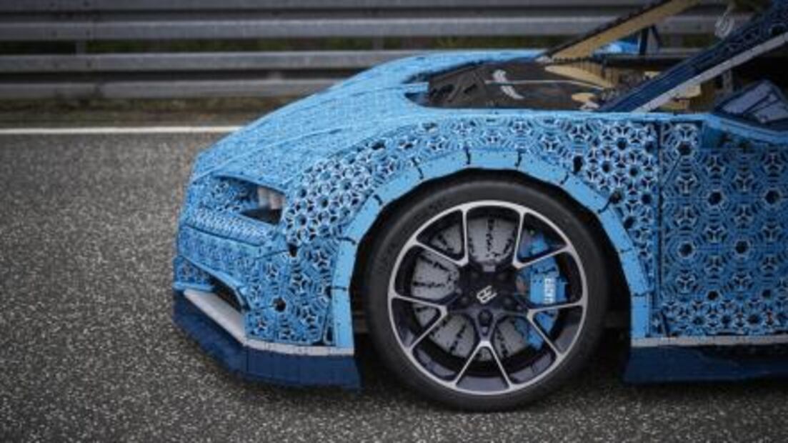 Construyen Bugatti Chiron tamaño real con piezas Lego