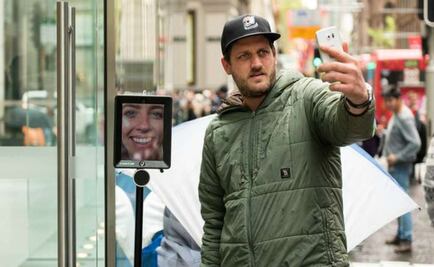 Robot hace fila para comprar iPhones 6S