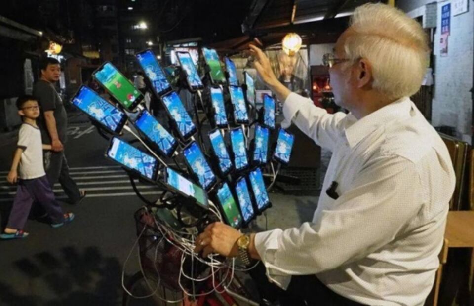 "Tío Pokémon" tiene 70 años y recorre Taiwán con 24 celulares sobre su bicicleta