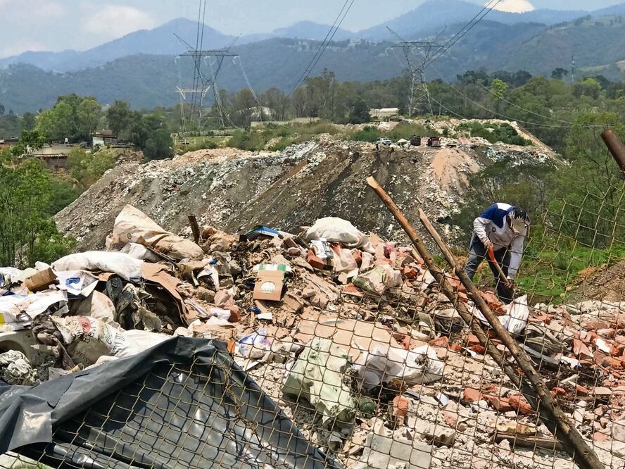 En menos de 10 minutos el paraje conocido como Los Venados Amorosos se llena de basura y escombros. Foto: Rebeca Jiménez / EL UNIVERSAL