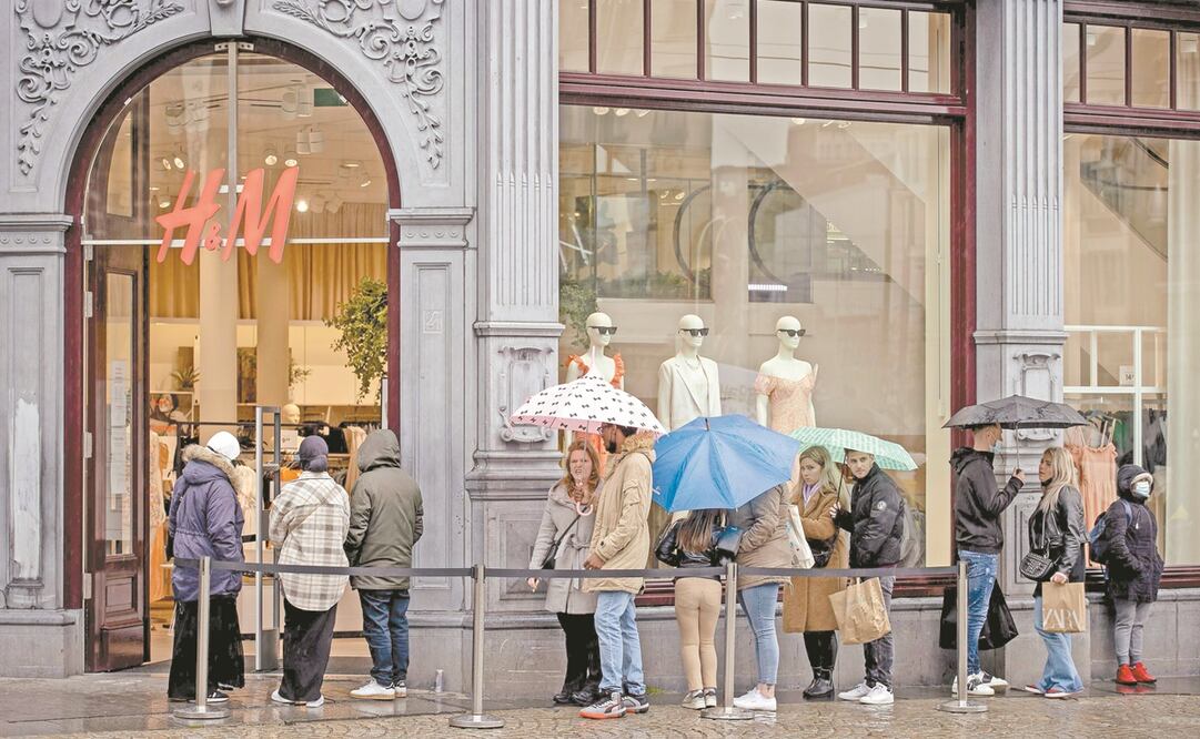 Personas hacen fila frente a una tienda en Ámsterdam, Países Bajos, en vísperas del Día de la Madre. Foto: Koen Van Weel. EFE