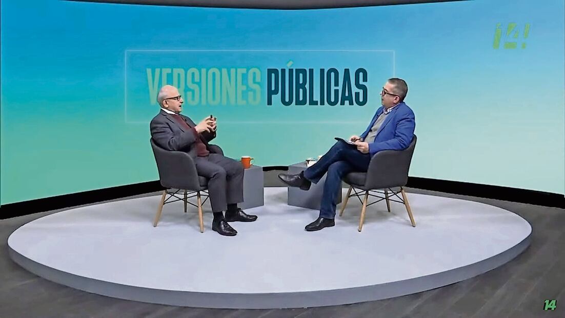 Jenaro Villamil, encargado del Sistema Público de Radiodifusión del Estado Mexicano, en el programa Versiones Públicas, en el que entrevista a Diego Prieto, director del INAH. Foto: Especial
