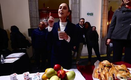 Sheinbaum tiene su primer convivio navideño con reporteros en Palacio Nacional; ofrece bocadillos y ponche