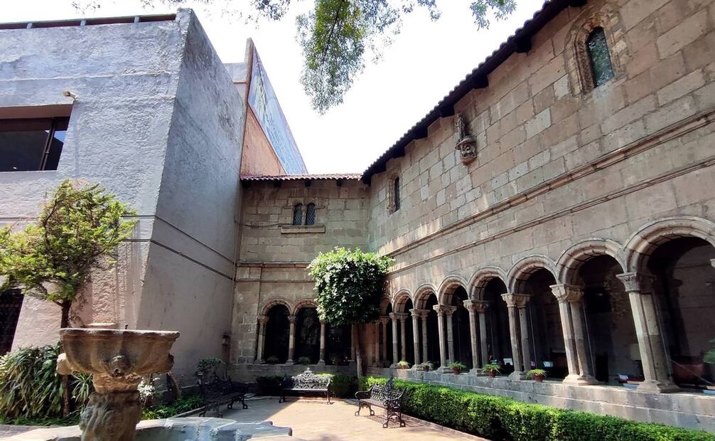 El claustro románico es aún más antiguo que la capilla, pues data del siglo XII, aunque sale de la norma en el aspecto de que no consiste de cuatro paredes porticadas, sino sólo las dos que se ven en la imagen. Raúl J. Fontecilla/EL UNIVERSAL.