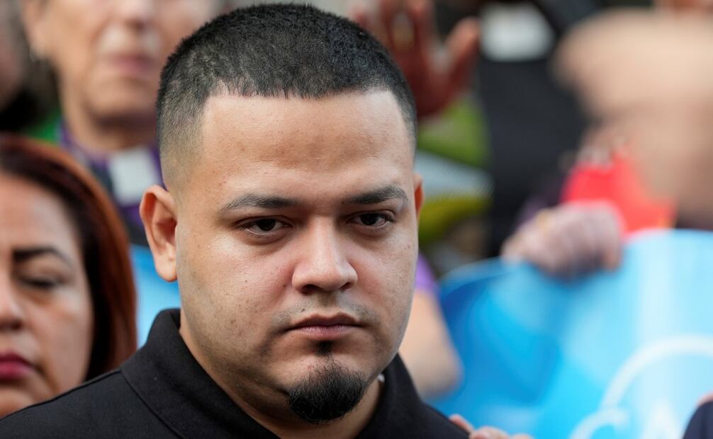 Kilmar Ábrego García asiste a una protesta en su apoyo en la oficina del Servicio de Inmigración y Control de Aduanas en Baltimore, el lunes 25 de agosto de 2025. Foto: AP/Archivo