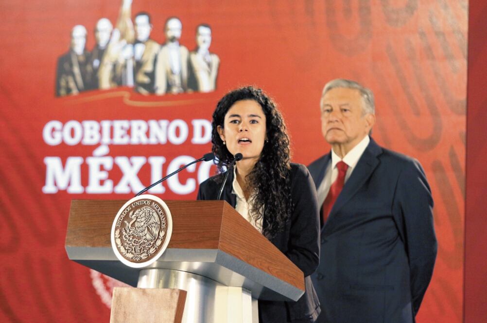 La secretaria del Trabajo, Luisa María Alcalde, se reunió el martes con las familias de los mineros para adelantarles la decisión del Presidente. Foto: CARLOS MEJÍA. EL UNIVERSAL