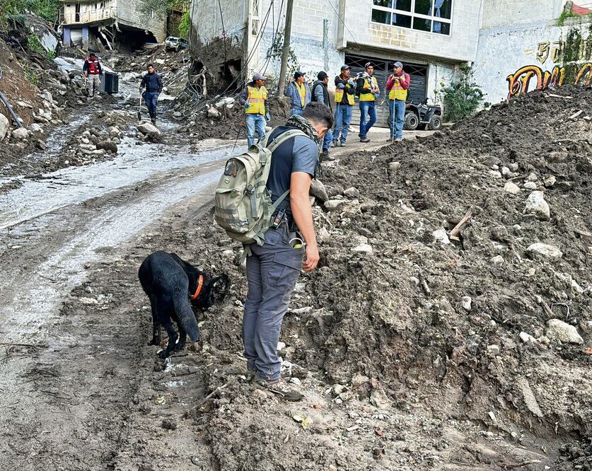 Rescatistas buscan rastros de don Silvino, arrastrado por el deslave del cerro La Peña hace 19 días. Foto Especial