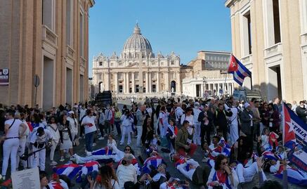 Cubanos protestan afuera del Vaticano tras llamado de influencer