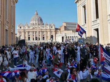 Cubanos protestan afuera del Vaticano tras llamado de influencer