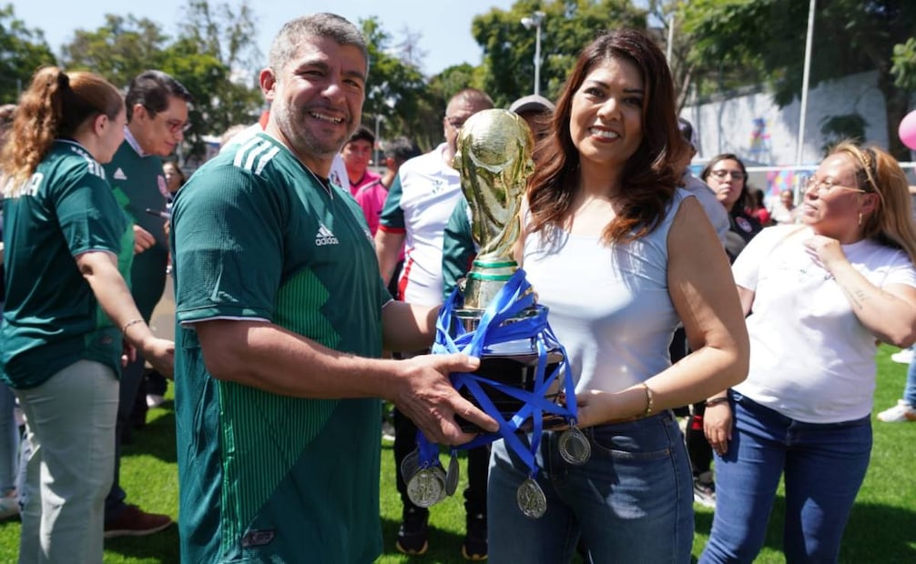 El alcalde entregó las nuevas canchas del Deportivo Gran Libertador que ejecutó la Dirección General de Obras.
Foto: Especial.