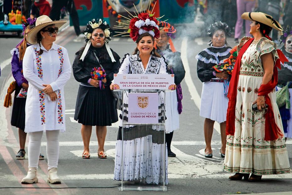 La jefa de Gobierno de la CDMX, Clara Brugada, dio el banderazo de salida del desfile. Foto: de LUIS CAMACHO. EL UNIVERSAL