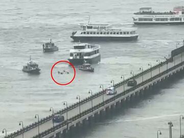 Capturan momento en que helicóptero se desploma en el río Hudson; hélice salió desprendida