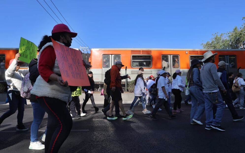 Locatarios de mercados públicos marchan  al Zócalo de la Ciudad de México, el 4 de marzo de 2025. Foto: Gabriel Pano/EL UNIVERSAL