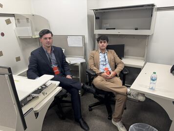 Influencers se apropian de oficinas de medios tradicionales en la sala de prensa del Pentágono