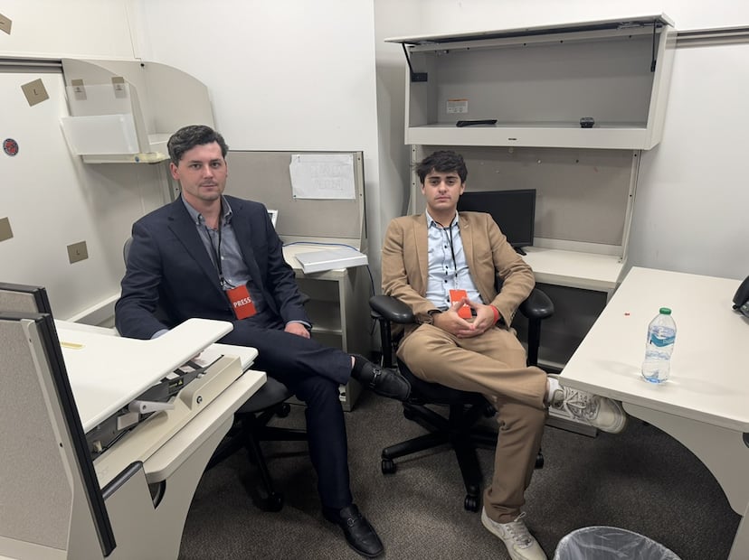 Cam Higby y Lance Johnston, miembros de la organización de derecha 'Fearless Media', en las oficinas de prensa del Pentágono. FOTO: @lancevideos