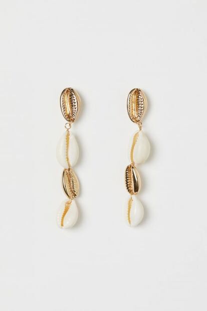 Alerta tendencia: los aretes de perlas y conchas son el must have perfecto para verano
