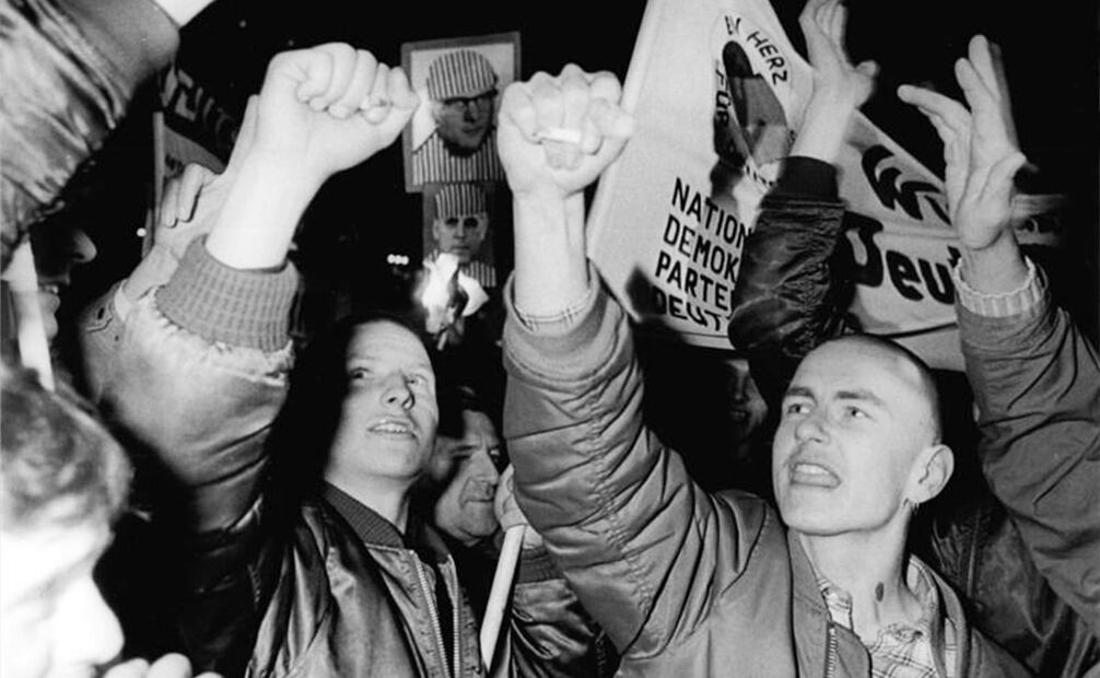 Miembros del Partido Nacionaldemócrata de Alemania protestando en 1990. Esta organización todavía existe en la oferta política germánica, ahora bajo el nombre La Patria, a pesar de sus evidentes principios neonazis y neofascistas. Foto: Wolfgang Kluge/German Federal Archive/Wikimedia Commons.