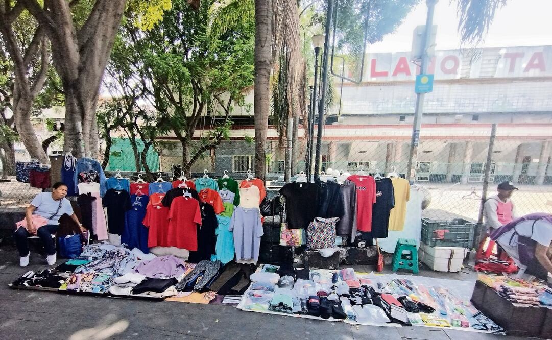 Vendedores ubicados frente al Teatro Blanquita señalaron que no han sido reubicados recientemente, por lo que ya llevan bastante tiempo en el sitio. Foto: Fernanda Rojas / EL UNIVERSAL
