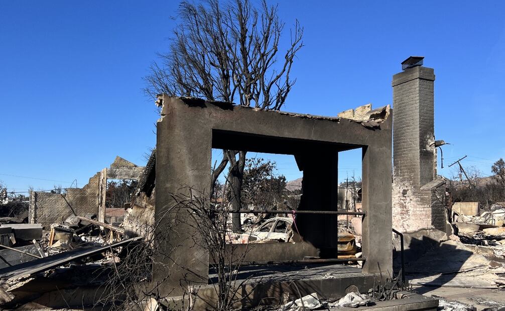 Resto de uno de los más de 2 mil 500 libros de la biblioteca de Juan Gómez-Quiñones, que se quemó en el incendio de Palisades, Los Ángeles.
Foto: Irene Vásquez.