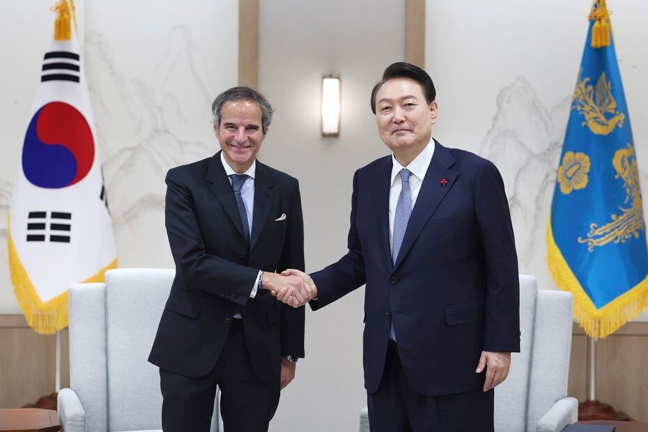 El jefe del Organismo Internacional de la Energía Atómica (OIEA), Rafael Mariano Grossi, con el presidente de Corea del Sur, Yoon Suk-yeol, en Seúl. Foto: AP