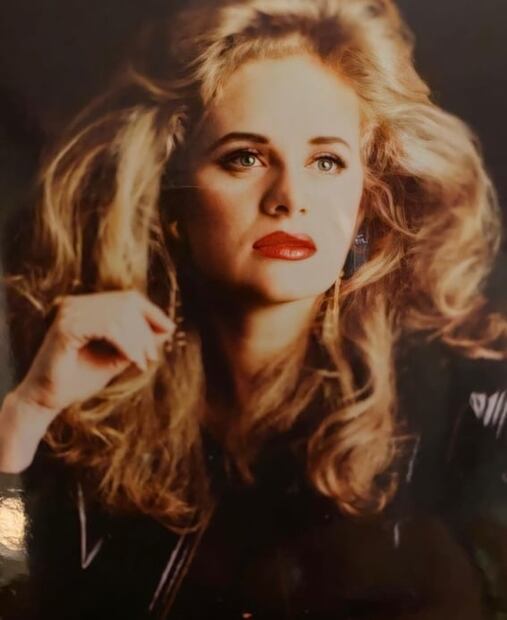 Erika Buenfil presume makeup con el que se ve de 20 años