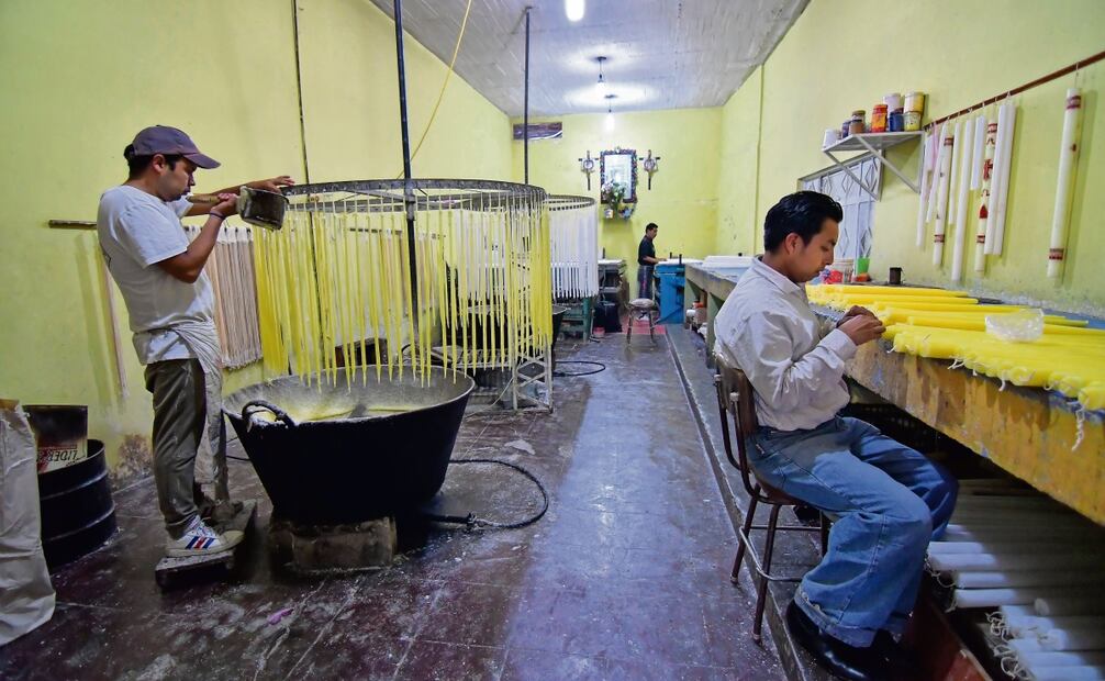 En el proceso, el pabilo es bañado hasta por una hora o dos, a una temperatura cercana a los 55 grados centígrados. Foto: Arturo Hernández / EL UNIVERSAL
