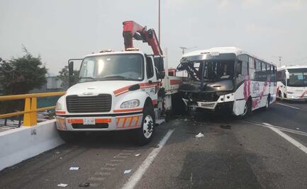 Unidad de transporte público se impacta en la México-Pachuca; hay una persona muerta y 3 heridas