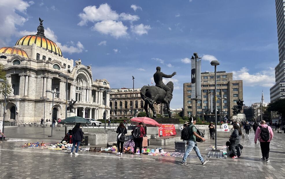 Ambulantes regresaron a Bellas Artes y a la Alameda Central ante la complacencia de autoridades capitalinas. Foto: Rafael García/EL UNIVERSAL