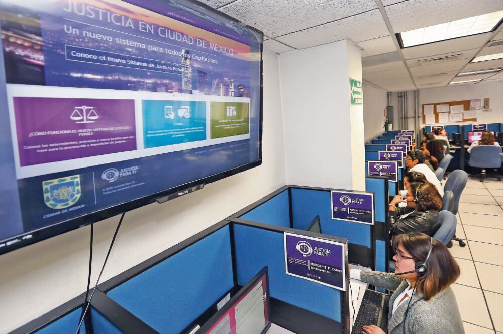 Son 60 abogados los que trabajan las 24 horas los 365 días del año en la línea telefónica donde brindan asesoría jurídica por el nuevo Sistema Penal Acusatorio, que entró en vigor este año en la República. (FOTO: BERENICE FREGOSO. EL UNIVERSAL)