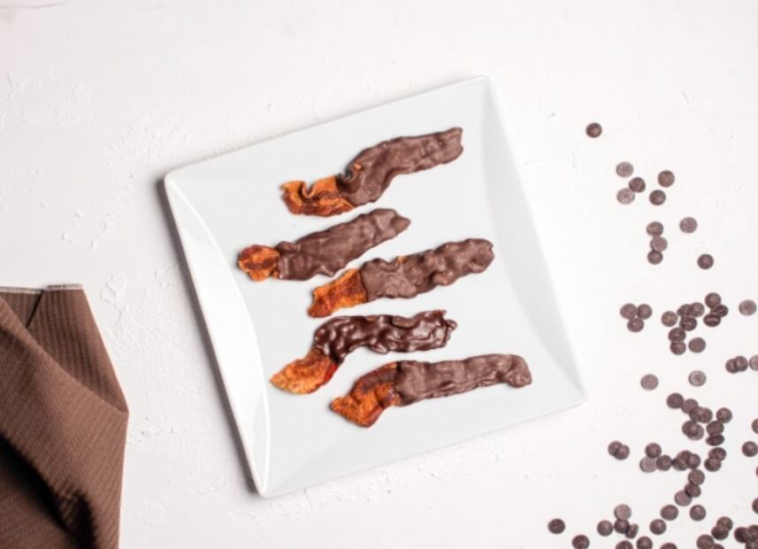 ¿Fan del tocino? festéjalo en su día con chocolate fundido