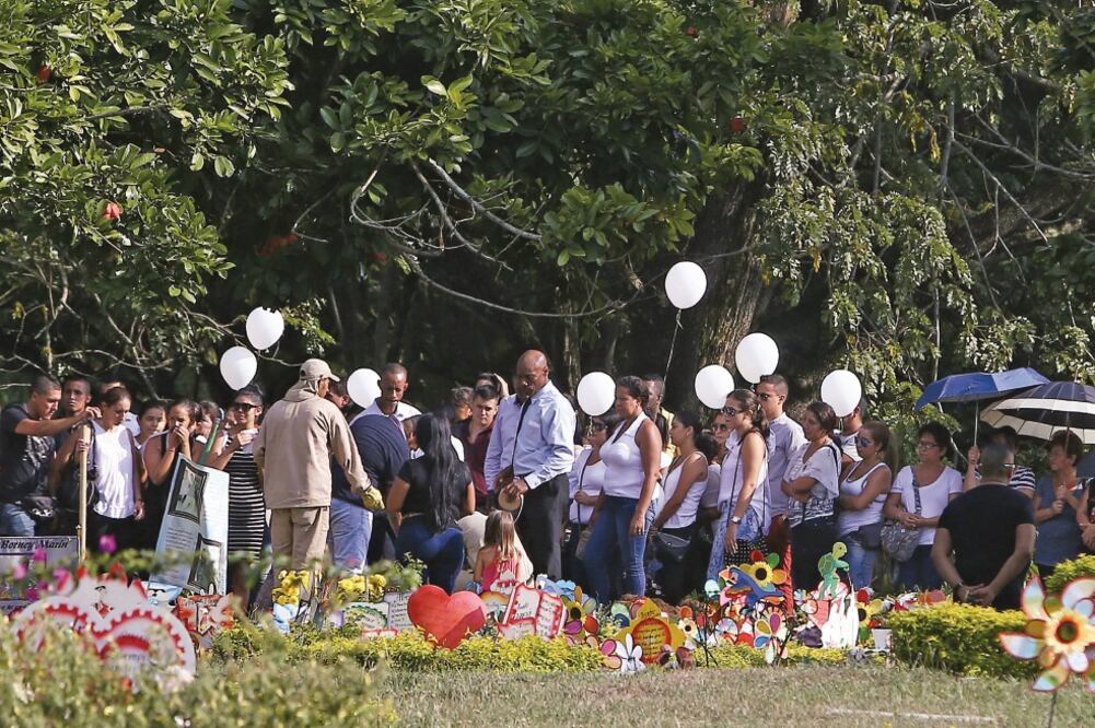 Familiares y amigos de la modelo colombiana Stephanie Magón Ramírez acudieron a su entierro en Metropolitano del Sur, un cementerio ubicado a la entrada del municipio de Jamundí.
