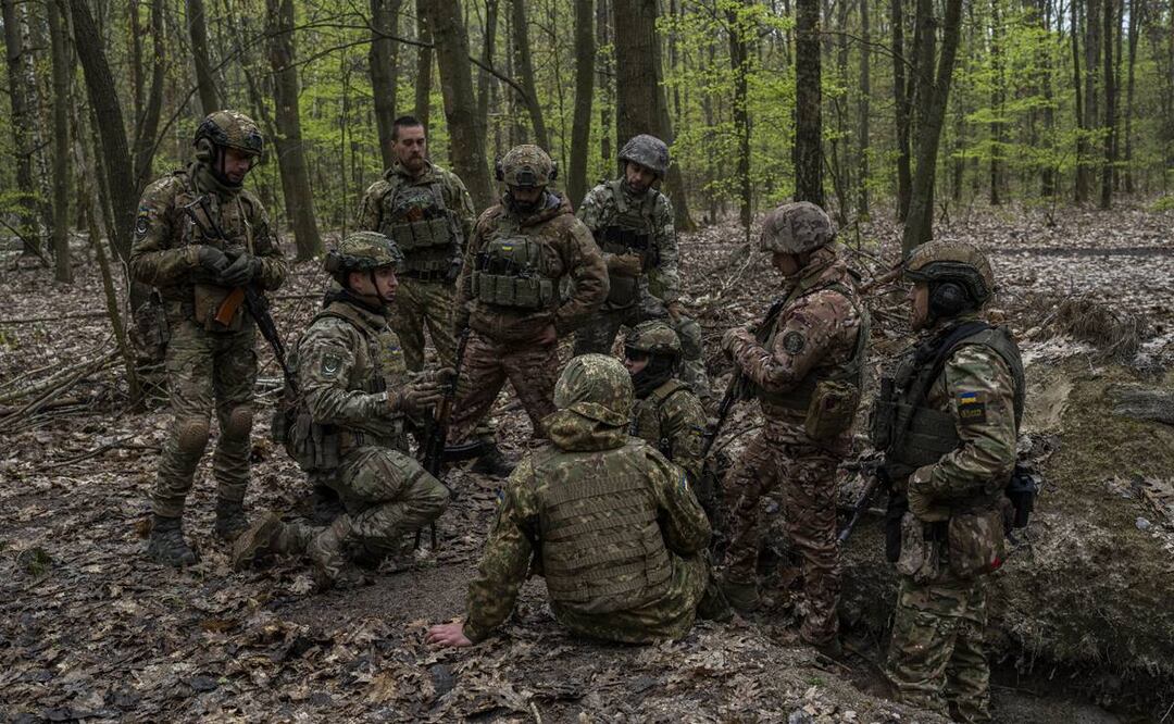 Miles de soldados han sido liberados en más de 50 canjes desde que inició el conflicto entre ambos países hace más de dos años. Foto: AP