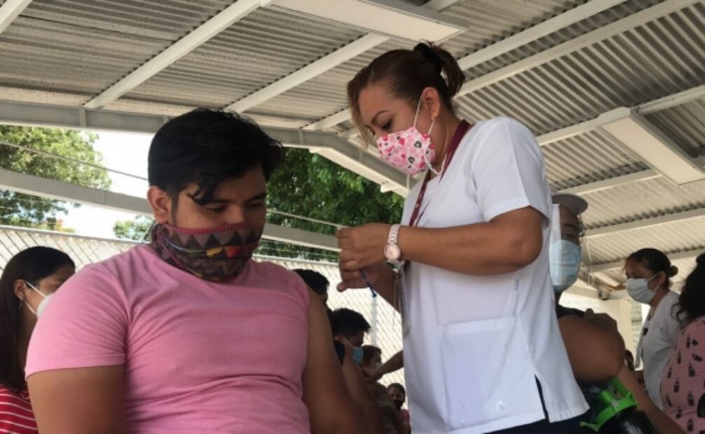 Jóvenes abarrotan centro de vacunación en Chiapa de Corzo, Chiapas