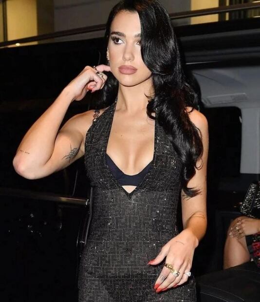 Dua Lipa impacta con traje oversize y suéter cuello de tortuga