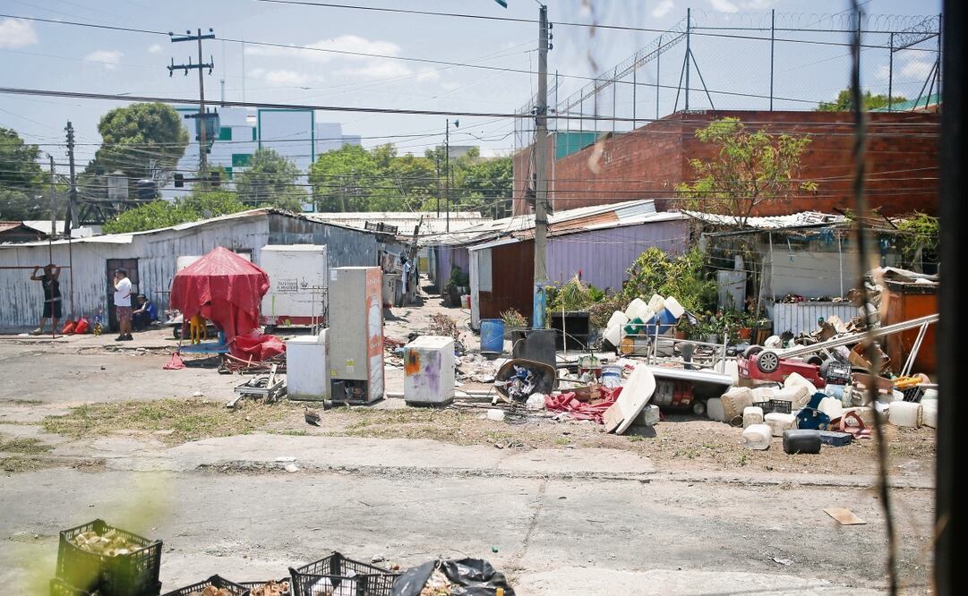La zona afectada por el incendio fue limpiada y algunos habitantes usan lámparas solares que recargan en los techos de las viviendas. Foto: Darío Luna / EL UNIVERSAL