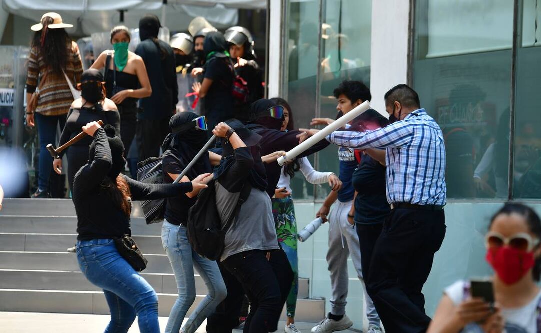 Las mujeres de Autogestión Feminista estuvieron resguardadas por el agrupamiento Ateneas en Reforma 222. Fotos: Hugo García/ El Universal.