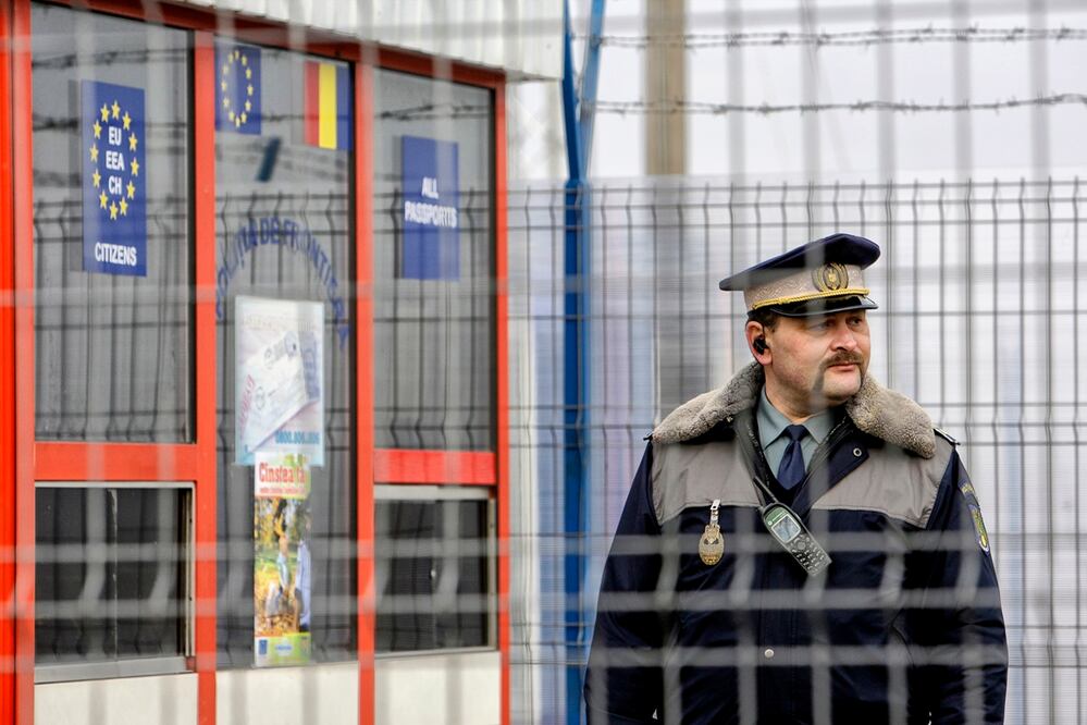 Un oficial fronterizo rumano hace guardia en el cruce ferroviario entre Rumania y Moldavia en Ungheni, el 18 de enero de 2011. Foto: AP
