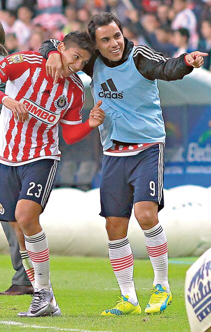 Ángel Zaldívar celebra con Omar Bravo su anotación (JORGE BARAJAS. IMAGO7)