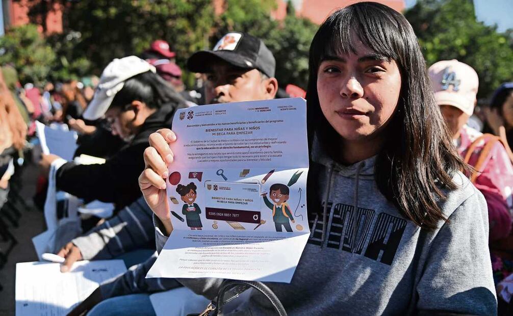 Cascada de ayudas sociales
Para 2026, seis programas sociales nuevos tendrán un aumento presupuestal para 2026. Por ejemplo, la Beca para Transporte para las y los Universitarios contará con 866.7 mdp; en 2025 tuvo 572.8 mdp. Foto: Especial