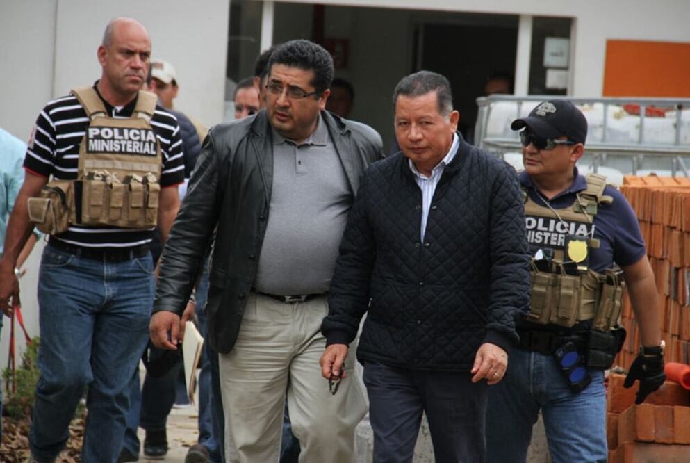 El ex gobernador interino de Veracruz, Flavino Ríos Alvarado (2d), fue arrestado el pasado domingo 12 de marzo de 2017, en Xalapa. Foto: EFE/Archivo