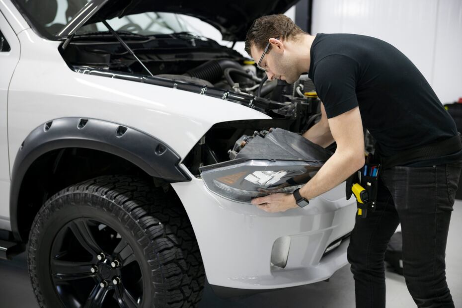 Revisa el Reglamento de Tránsito antes de modificar tu automóvil. Foto: Freepik
