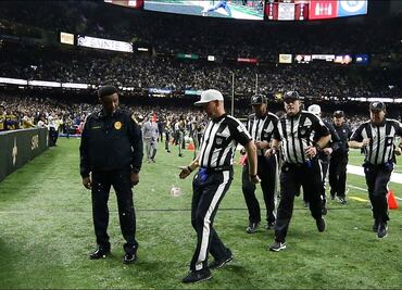 Aficionados de Saints arrojaron basura a los árbitros