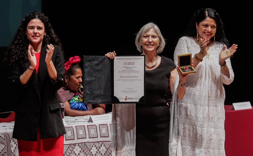 Selma Ancira Berny recibe el Premio Nacional de Arte y Literatura en el campo de Lingüística y Literatura. La acompañan Luisa María Alcalde secretaria de gobernación y Alejandra Frausto, secretaria de cultura. Fotos: Gabriel Pano/ EL UNIVERSAL.