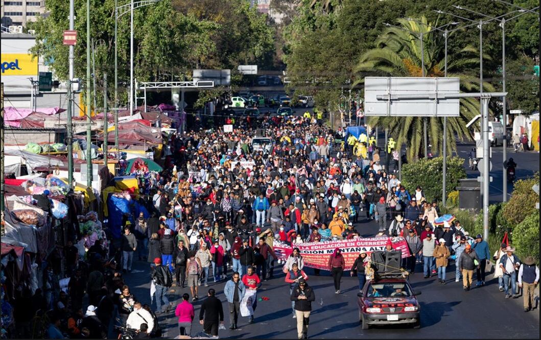 Maestros integrantes de la CNTE marchan hacia la Cámara de Diputados en la Ciudad de México, el jueves 13 de noviembre de 2025. Foto Hugo Salvador /EL UNIVERSAL