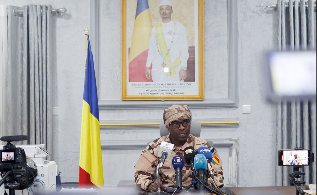 El ministro chadiano de Seguridad Pública e Inmigración, Mahamat Charfadine Margui, habla con la prensa en Yamena el 14 de febrero de 2024 tras la liberación de un rehén polaco. Foto: AFP