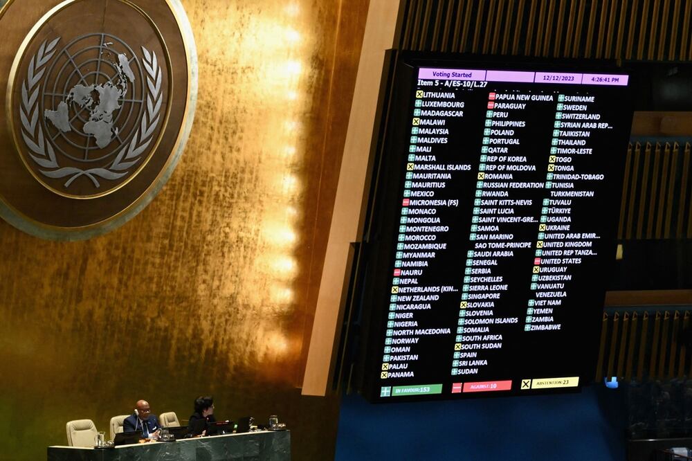 Una vista general muestra una pantalla en la Asamblea General de Naciones Unidas, durante una votación, en diciembre de 2023, exigiendo un "alto el fuego humanitario inmediato" en Gaza. Foto: AFP
