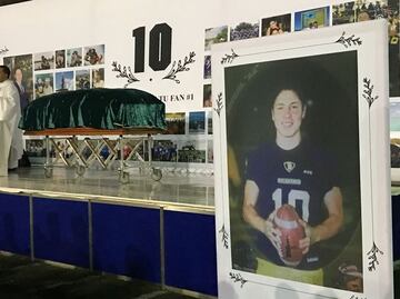 Bucaneros de Satélite rinden homenaje a su quarterback asesinado