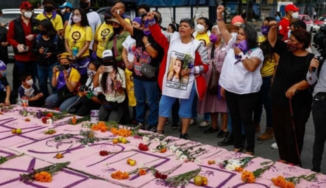 Feministas vuelven a intervenir vallas de la “Glorieta de las mujeres que luchan” 