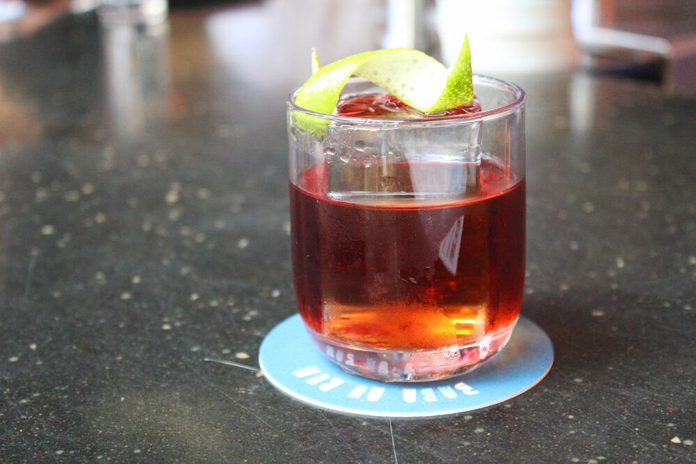 Buccaneer’s Negroni del bar griego Baba Au Rum. Foto: Sofía Danis/EL UNIVERSAL